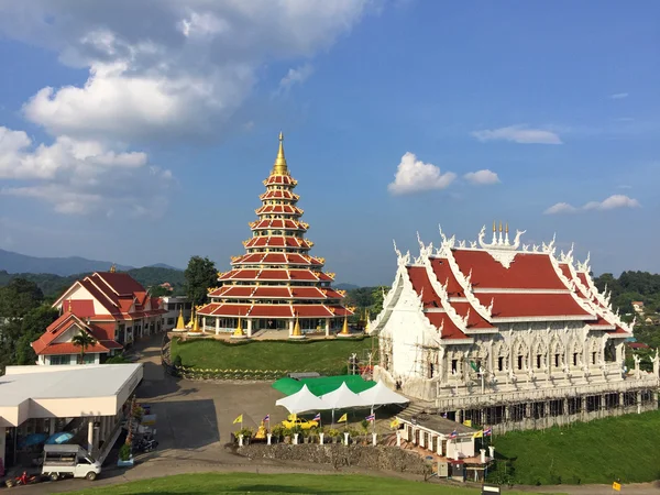 CHIANG RAI, THAILAND - 18 октября 2016 года в Чианграе, Таиланд, состоялась широкая съемка Wat Huay pla kang. Ват Хуай пла канг (тайское название) - главный религиозный центр провинции Чианг Рай, Таиланд — стоковое фото