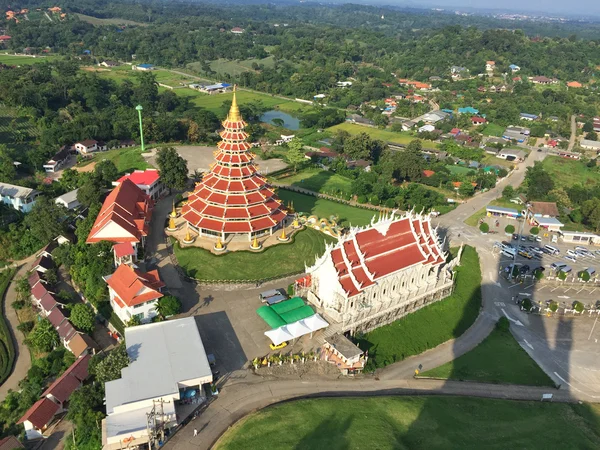 CHIANG RAI, THAILAND - OUTUBRO 18: vista superior de Wat Huay pla kang em 18 de outubro de 2016 em Chiang rai, Tailândia. Wat Huay pla kang (nome tailandês) principais atrações religiosas de Chiang Rai, Tailândia. Drone disparado — Fotografia de Stock