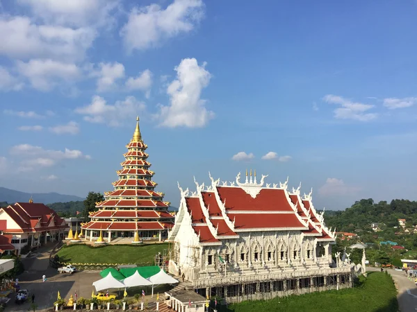 CHIANG RAI, THAILANDIA - 18 OTTOBRE: ampia ripresa di Wat Huay pla kang il 18 ottobre 2016 a Chiang rai, Thailandia. Wat Huay pla kang (nome thai) principali attrazioni religiose di Chiang Rai, Thailandia . — Foto Stock