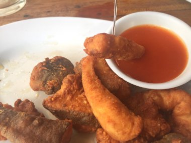 Yatay portre fotoğrafı balık biber soslu kızarmış. Sığ derinlik-in tarla.