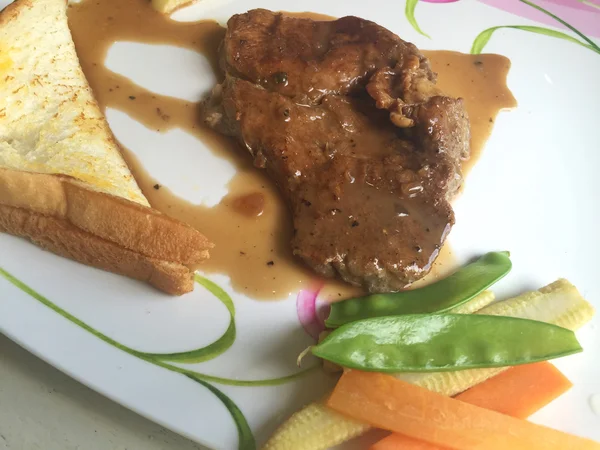 Filete de cerdo a la parrilla rústico con verduras hervidas. foto horizontal —  Fotos de Stock