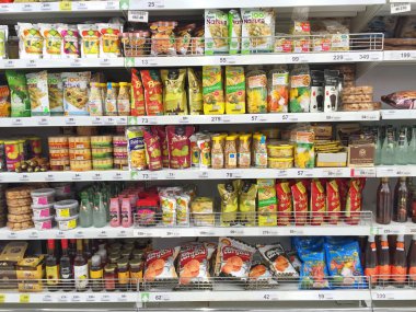 Chiang Rai, Tayland - 28 Ekim: çeşitli marka aperatifler ambalaj süpermarket stand veya raf büyük C Supercenter üzerinde 28 Ekim 2016 yılında Chiang rai, Tayland.