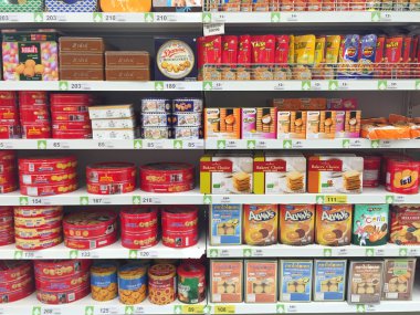 Chiang Rai, Tayland - 28 Ekim: çeşitli marka kurabiye ambalaj süpermarket stand veya raf büyük C Supercenter üzerinde 28 Ekim 2016 yılında Chiang rai, Tayland.