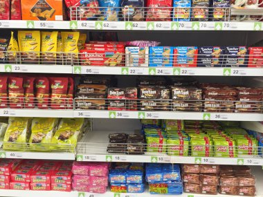 Chiang Rai, Tayland - 28 Ekim: Çikolata paketleme süpermarket stand ya da büyük C Supercenter raf 28 Ekim 2016 üzerinde Chiang rai, Tayland gofret.