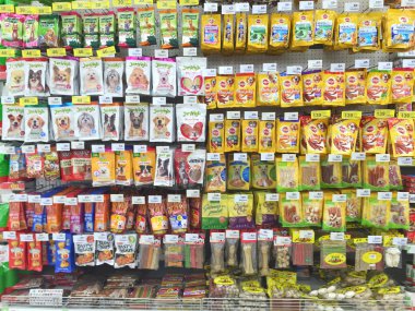 Chiang Rai, Tayland - 28 Ekim: Köpek Gıda hayvan süpermarket stand ya da büyük C Supercenter 28 Ekim 2016 yılında Chiang rai, Tayland tarihinde raf.