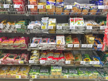 Chiang Rai, Tayland - 28 Ekim: kurutulmuş meyve ve fındık süpermarket Stand üzerinde Satılık ambalajında veya raf büyük C Supercenter üzerinde 28 Ekim 2016 yılında Chiang rai, Tayland.