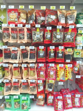 Chiang Rai, Tayland - 28 Ekim: çeşitli marka deniz yosunu ve süpermarket stand veya raf üzerinde 28 Ekim 2016 yılında Chiang rai, Tayland büyük C Supercenter Satılık kurutulmuş kahverengi mantar.