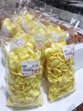 Chiang Rai, Tayland - 28 Ekim: Tayland gevrek pirinç Satılık süpermarket stand veya raf büyük C Supercenter üzerinde 28 Ekim 2016 yılında Chiang rai, Tayland. 