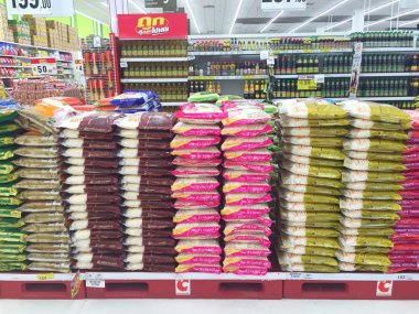 Chiang Rai, Tayland - 28 Ekim: çeşitli marka Satılık süpermarket stand veya raf üzerinde 28 Ekim 2016 yılında Chiang rai, Tayland büyük C Supercenter içinde paketlenmiş pirinç yığın.