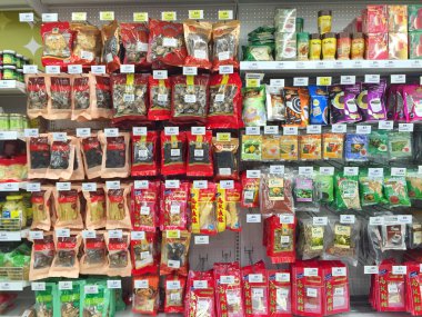 Chiang Rai, Tayland - 28 Ekim: kurutulmuş sebze ambalaj süpermarket stand veya raf büyük C Supercenter üzerinde 28 Ekim 2016 yılında Chiang rai, Tayland, çeşitli marka.