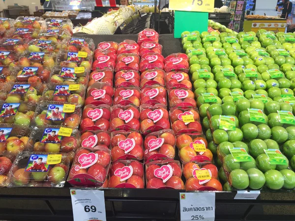 チェンライ, タイ - 10 月 28 日: 新鮮な有機赤と緑のりんごインセクトワールド 2016 年 10 月 28 日チェンライ、タイの上の棚にスーパー ファーマーズ ・ マーケット. — ストック写真
