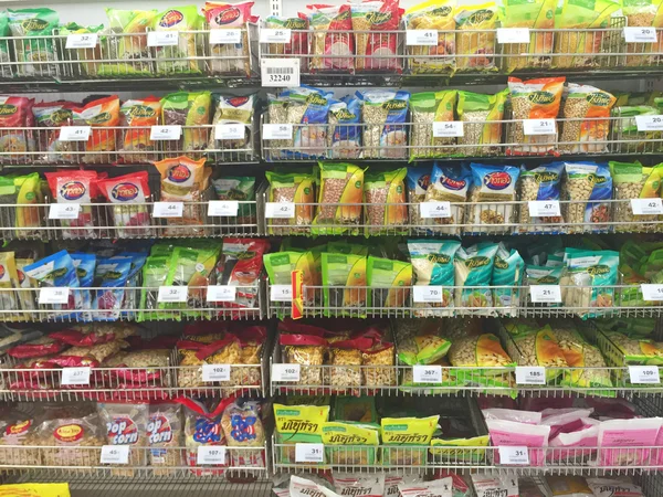 CHIANG RAI, THAÏLANDE - 28 OCTOBRE : Fruits secs et noix dans l'emballage en vente sur le stand du supermarché ou sur l'étagère du supercentre Big C le 28 octobre 2016 dans la région de Chiang, Thaïlande . — Photo