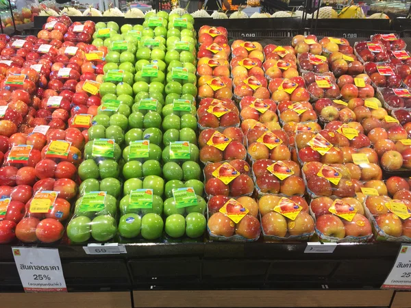 CHIANG RAI, THAILAND - OCTOBER 28 : Fresh organic red and green apples in supermarket farmers market on shelves in Big C Supercenter on October 28, 2016 in Chiang rai, Thailand. — Stock Photo, Image