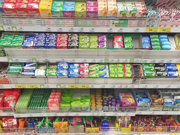 Чіанг Рай, Таїланд - 28 жовтня: різні рекламу, жувальної гумки в упаковці в супермаркеті стенд або полиця великий C Supercenter на 28 жовтня 2016 в Чіанг Рай, Таїланд. — стокове фото