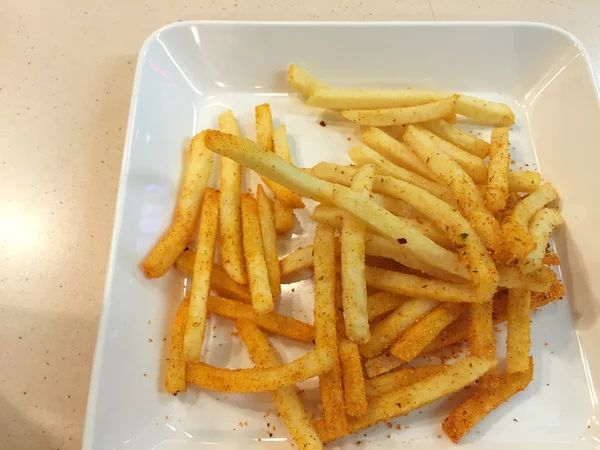 Patatas fritas picantes en el plato blanco en el restaurante, Tailandia . — Foto de Stock