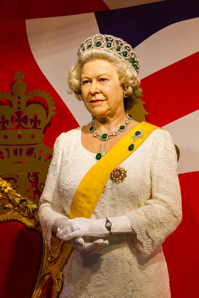 БАНГКОК, Таиланд - 19 ДЕКАБРЯ: Восковая фигура известной королевы Елизаветы из Мадам Тюссо 19 декабря 2015 года в Бангкоке, Таиланд

