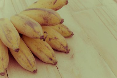 Pisang uyanık muz, Kluai Nam Wa, ahşap arka plan, boşaltmak, vintage retro tarzı yetiştirmek muz.