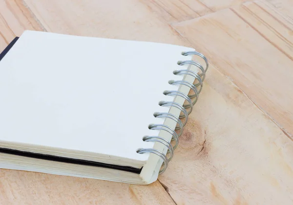Cuaderno en blanco de primer plano en una mesa de madera marrón, espacio de copia . —  Fotos de Stock