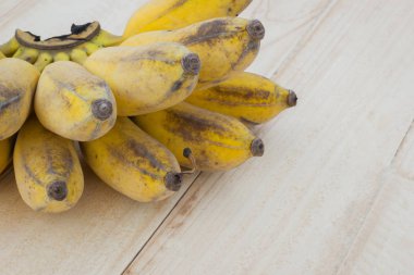 Pisang uyanık muz, Kluai Nam Wa, yetiştirmek muz ahşap arka plan, boşaltmak.