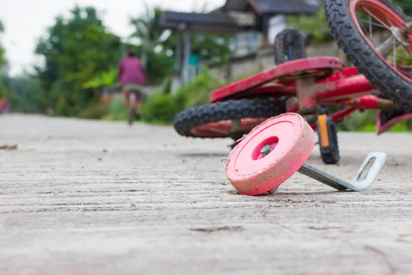 Foto horizontal de la bicicleta de primer plano para los niños accidente en la calle de la ciudad . — Foto de Stock
