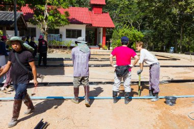 Lampang, Thailand - 5 Kasım: 5 Kasım 2016 yılında Lampang, Thailand plaza yapmak tanımlanamayan Tay gençler çalışma kampında alan dökme beton için hazırlanıyor.