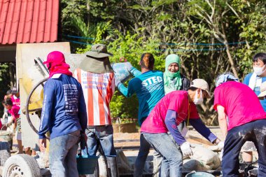 Lampang, Thailand - 5 Kasım: tanımlanamayan Tay gençler çalışma kampında beton mikser makine ile karıştırma üzerinde 5 Kasım 2016 yılında Lampang, Thailand.