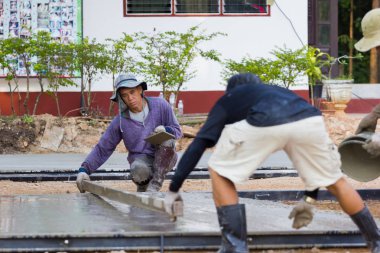 Lampang, Thailand - 5 Kasım: 5 Kasım 2016 Lampang, Tayland tarihinde mala ile beton tesviye iki kimliği belirsiz Tay işçi.