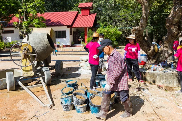 南邦府，泰国-11 月 5 日︰ 不明泰国青少年工作营准备用于浇筑混凝土的区域，使广场在 2016 年 11 月 5 日在南邦府，泰国. — 图库照片