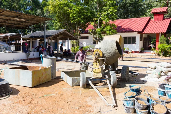 LAMPANG, THAILAND - NOVEMBER 5 : unidentified thai teenagers in working camp preparing the area for pouring concrete to make plaza on November 5, 2016 in Lampang, Thailand. — Stock Photo, Image