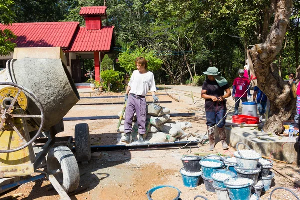 LAMPANG, THAILANDIA - 5 NOVEMBRE: adolescenti thailandesi non identificati nel campo di lavoro preparano l'area per versare cemento per fare piazza il 5 novembre 2016 a Lampang, Thailandia . — Foto Stock