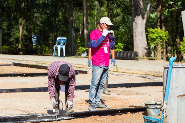 南邦府，泰国-11 月 5 日︰ 不明泰国青少年工作营准备用于浇筑混凝土的区域，使广场在 2016 年 11 月 5 日在南邦府，泰国. — 图库照片