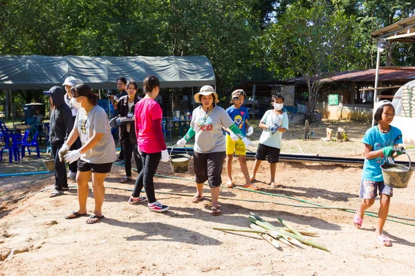 南邦府，泰国-11 月 5 日︰ 不明泰国青少年在工作营地内携带搅拌混凝土的水线，使广场在 2016 年 11 月 5 日在南邦府，泰国. — 图库照片