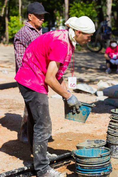 南邦府，泰国-11 月 5 日︰ 不明日本少年在搅拌混凝土前准备水桶的工作营，使广场在 2016 年 11 月 5 日在南邦府，泰国. — 图库照片