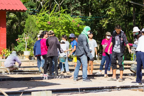 南邦府，泰国-11 月 5 日︰ 不明泰国青少年工作营地帮助村民浇筑混凝土，使广场在 2016 年 11 月 5 日在南邦府，泰国 — 图库照片