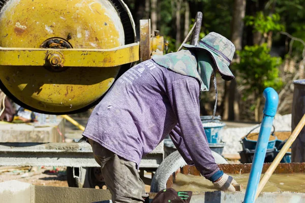 LAMPANG, THAILAND - NOVEMBER 5 : unidentified thai worker mixing concrete with mixer machine on November 5, 2016 in Lampang, Thailand. — Stock Photo, Image