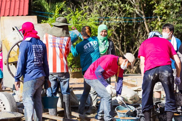 南邦府，泰国-11 月 5 日︰ 不明泰国青少年在混凝土中掺混合机在 2016 年 11 月 5 日在南邦府，泰国的工作营. — 图库照片