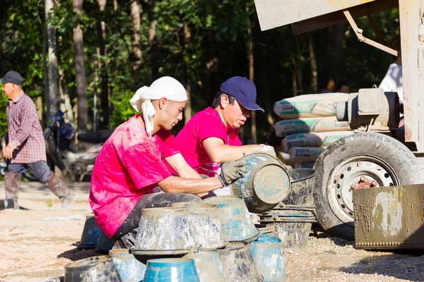 Lampang, Tajlandia - 5 listopada: niezidentyfikowany thai nastolatków w obozie pracy pomoc mieszkańców wylewanie betonu do plaza na 5 listopada 2016 w Lampang, Tajlandia — Zdjęcie stockowe