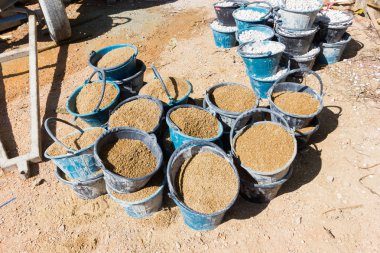 birçok kovalar çimento veya Beton inşaat alanında, yatay fotoğraf içinde karıştırma için hazırlanan kum.