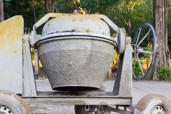 Mezclador de cemento de primer plano en el sitio de construcción, foto horizontal . —  Fotos de Stock