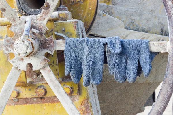 Par de guantes en la mezcladora de cemento en el sitio de construcción, foto horizontal —  Fotos de Stock