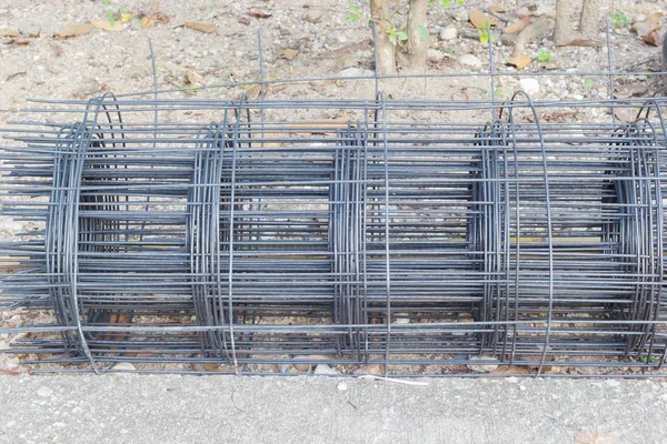 Rollos de malla de alambre de acero en el suelo, foto horizontal — Foto de Stock