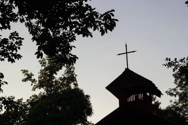 Telhado da igreja com fundo de cruz e árvore, silhueta foto — Fotografia de Stock