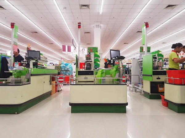 Chiang Rai, Thailand - November11: cashdesks in Bigc supermarkt Binnenaanzicht op November11, 2016 in Chiang rai, Thailand. BigC is een zeer grote supermarktketen in Thailand — Stockfoto