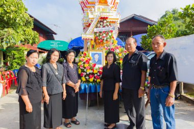 Chiang Rai, Tayland - 19 Kasım: tanımlanamayan Tay katılan geleneksel Budist cenaze 19 Kasım 2016 üzerinde Chiang rai, Tayland insanlar.