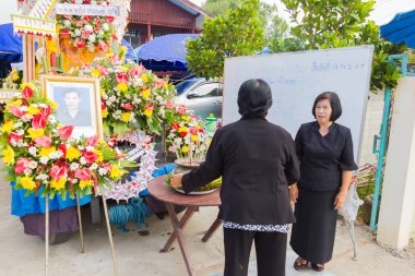 Chiang Rai, Tayland - 19 Kasım: tanımlanamayan Tay katılan geleneksel Budist cenaze 19 Kasım 2016 üzerinde Chiang rai, Tayland insanlar.