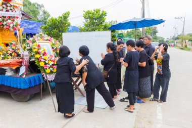 Chiang Rai, Tayland - 19 Kasım: tanımlanamayan Tay katılan geleneksel Budist cenaze 19 Kasım 2016 üzerinde Chiang rai, Tayland insanlar.