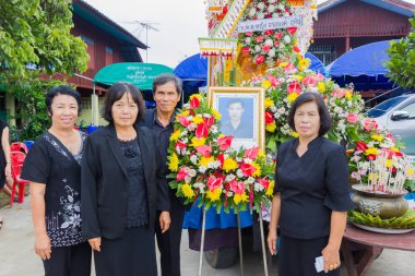 Chiang Rai, Tayland - 19 Kasım: tanımlanamayan Tay katılan geleneksel Budist cenaze 19 Kasım 2016 üzerinde Chiang rai, Tayland insanlar.