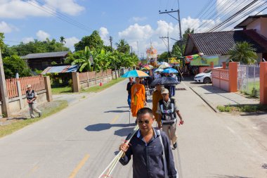 Chiang Rai, Tayland - 19 Kasım: tanımlanamayan Tay insanlar mezarlığa Chiang rai, Tayland 19 Kasım 2016 üzerinde yürüme