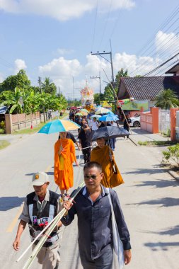 Chiang Rai, Tayland - 19 Kasım: tanımlanamayan Tay insanlar mezarlığa Chiang rai, Tayland 19 Kasım 2016 üzerinde yürüme