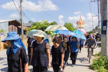 Chiang Rai, Tayland - 19 Kasım: tanımlanamayan Tay insanlar mezarlığa Chiang rai, Tayland 19 Kasım 2016 üzerinde yürüme